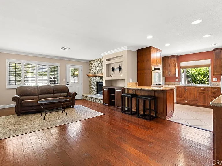 5081 Howard Ave — Photo 4