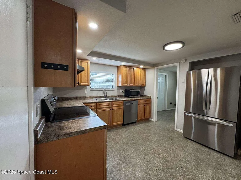 715 Clarke Ave — Photo 7