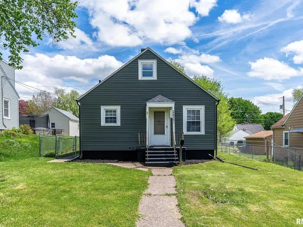 3427 Fillmore Ln, Davenport, IA 52806