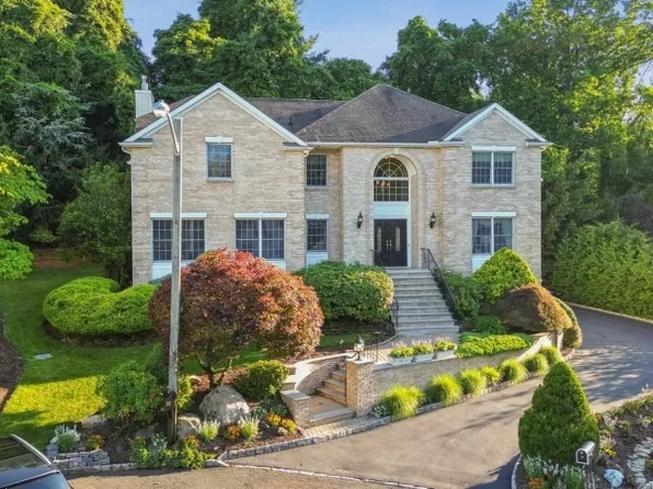 22 Trails End Ct, Westfield Town, NJ 07090