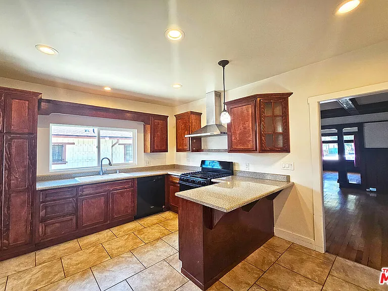 648 N Heliotrope Dr — Photo 9