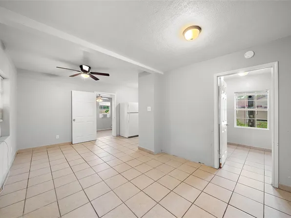806 3rd Ave N APT 12 1/2, Texas City, TX 77590