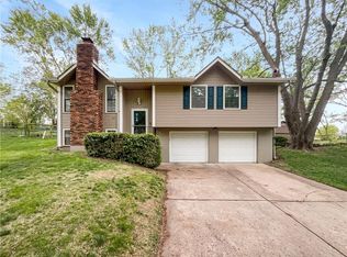 412 NE Lakeview Dr, Blue Springs, MO 64014
