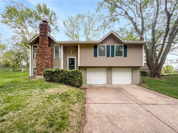 412 NE Lakeview Dr, Blue Springs, MO 64014