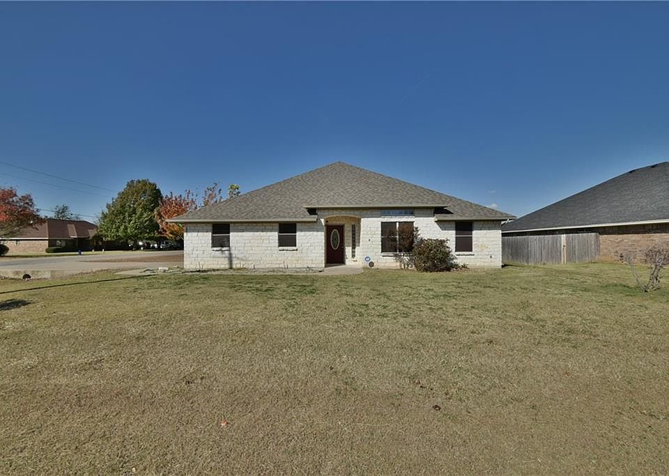 1st image of 600 Parker Ln