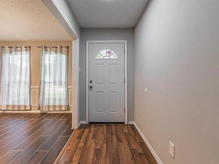 2801 Cambridgeshire Dr — Photo 5