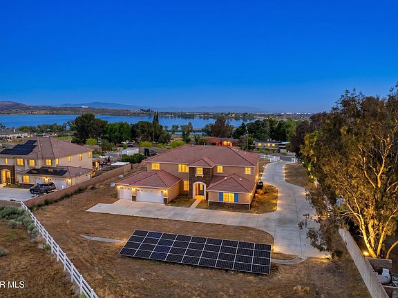 3rd image of 658 E Lago Lindo Rd