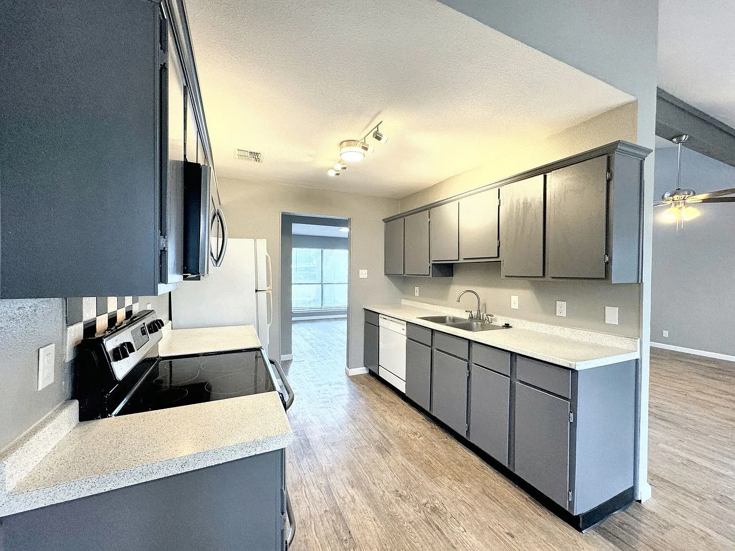 Fully renovated Vista home — Photo 2