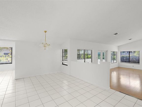 5th image of 4238 CARRIAGE DRIVE #46