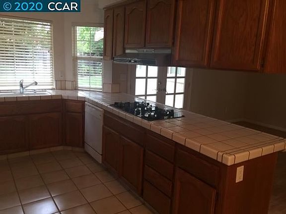 4th image of 40 Versailles Ct
