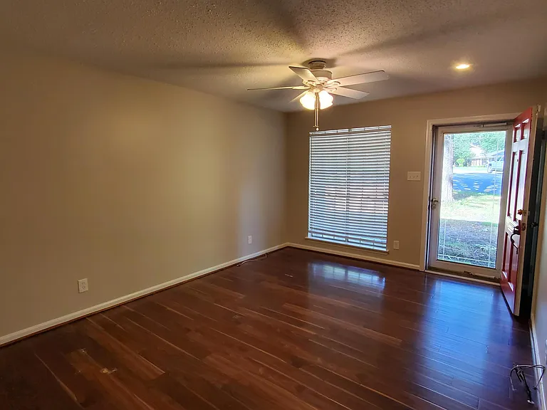 324 Burnside Dr — Photo 5