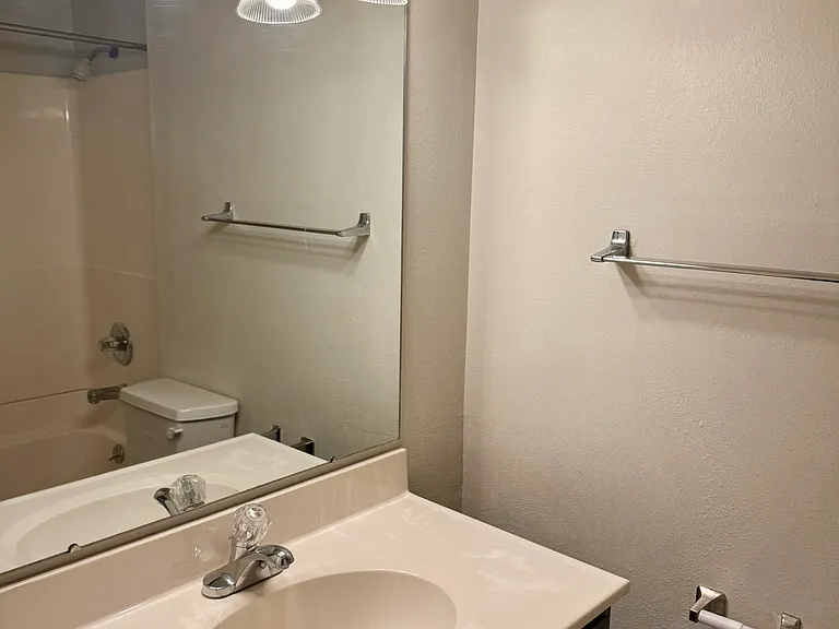 515 E Burlington St #3S — Photo 8
