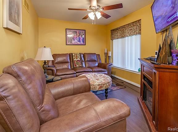 4th image of 4111 Foxpointe Dr #1