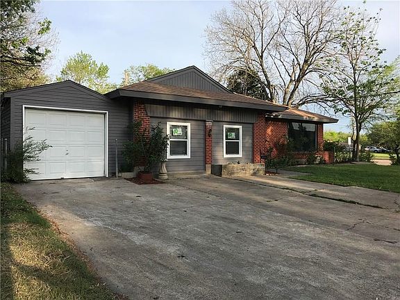 2nd image of 1304 Lonsdale Ave