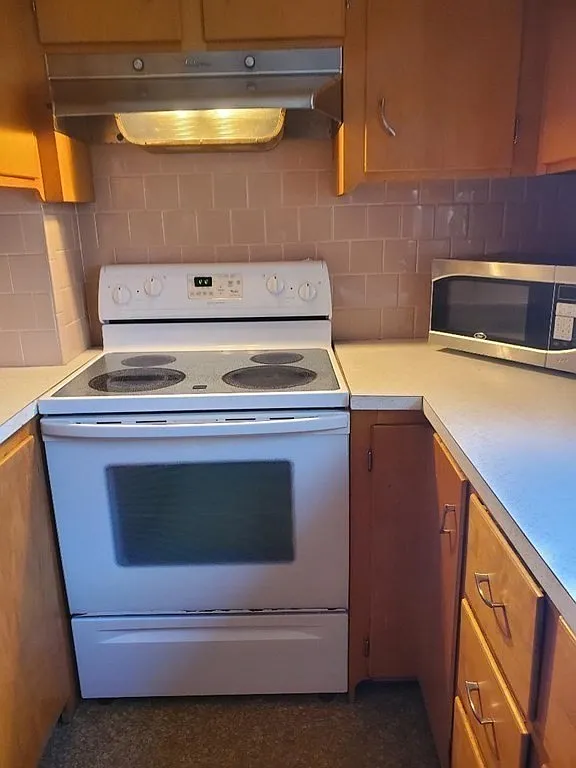 3 bed, 1300 sqft, $2,100 — Photo 2