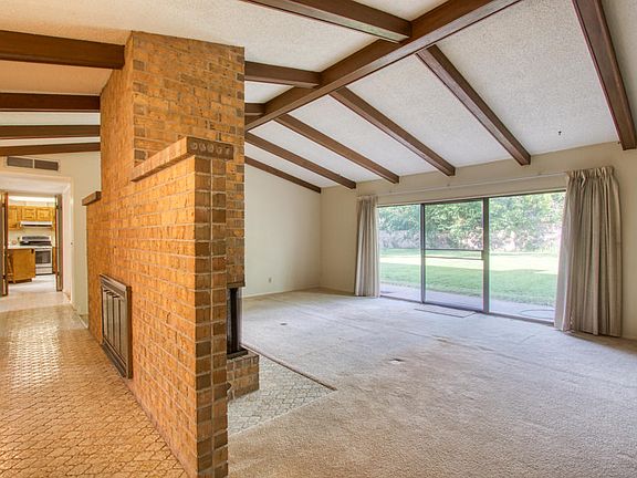3rd image of 812 Live Oak Dr
