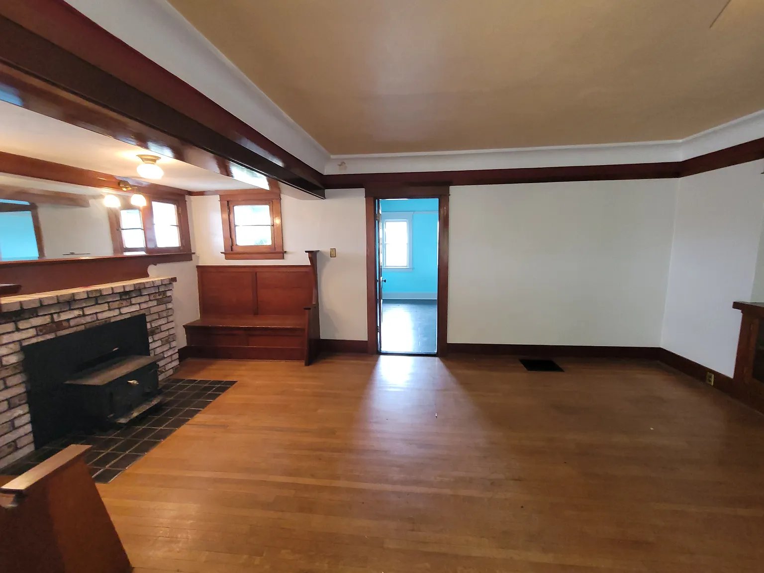 3 bed, 2400 sqft, $2,000 — Photo 3