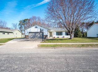 915 Packer Dr, Holmen, WI 54636