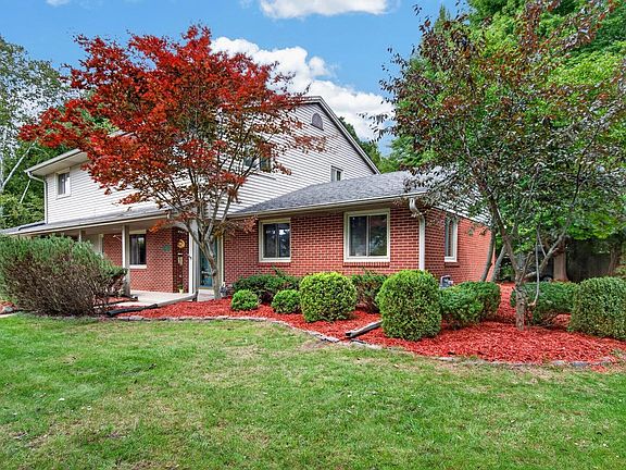 3rd image of 418 Jonathon DRIVE