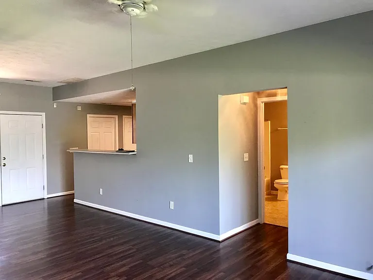 4615 Court Yard Dr — Photo 2