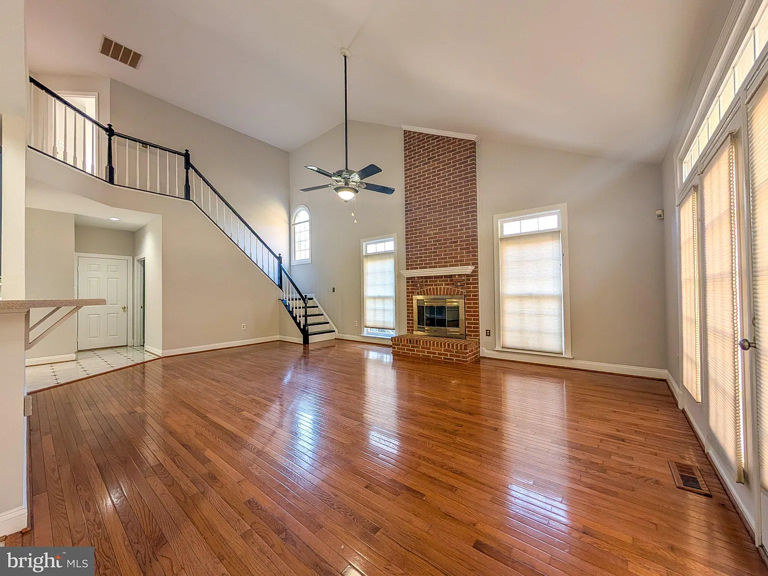 5 bed, 5.5 bath, 5048 sqft, $5,300 — Photo 2