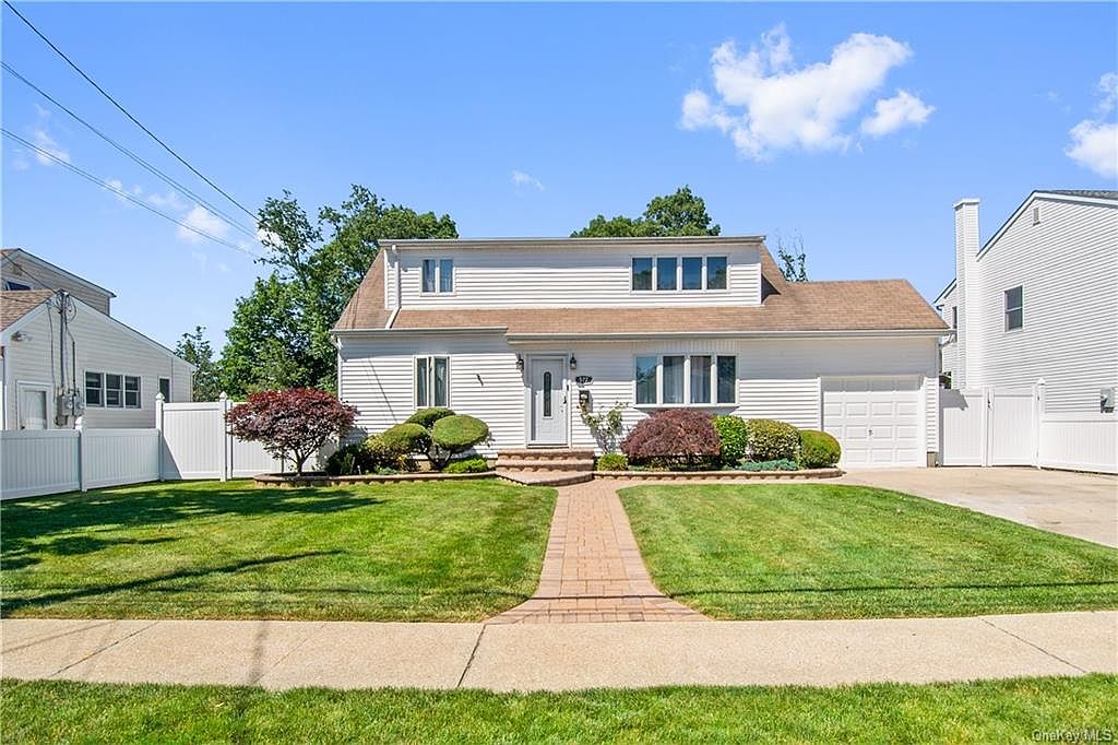 577 Centre Avenue, Lindenhurst, NY 11757 Zillow