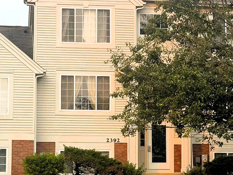 2392 Oakfield Ct — Photo 2