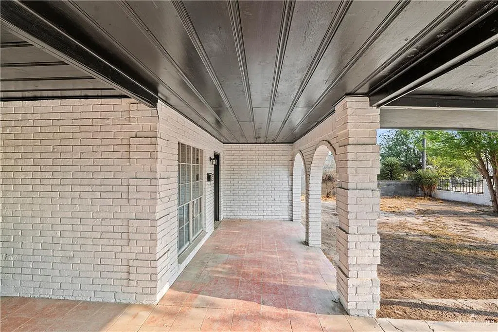 3 bed, 2.0 bath, 2207 sqft, $1,250 — Photo 2