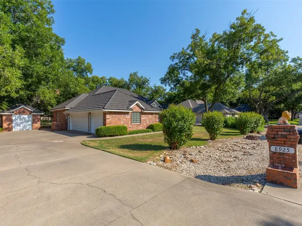8925 Green Leaves Dr, Granbury, TX 76049