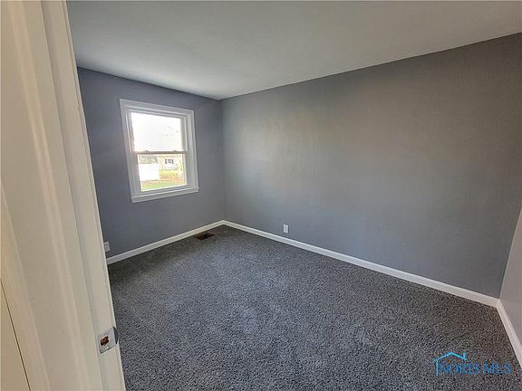 3rd image of 19 Darlyn Dr