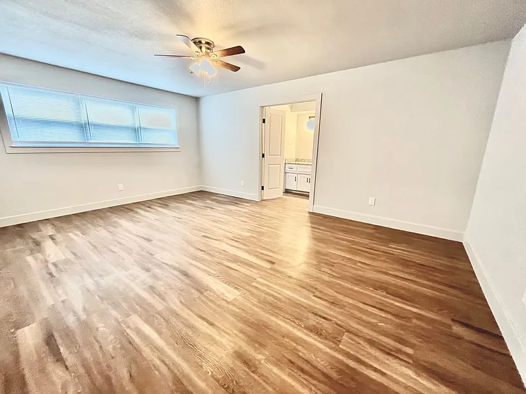 923 W 6th St — Photo 12