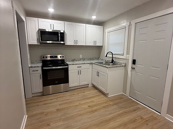 3rd image of 424 W Elm St
