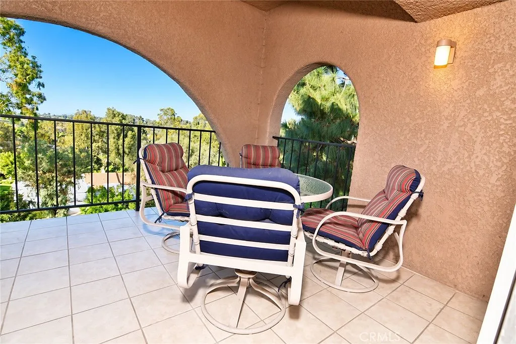 2 bed, 1049 sqft, $2,650 — Photo 4