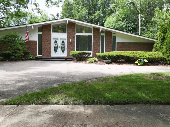 17387 Cambridge Blvd, Lathrup Village, MI 48076