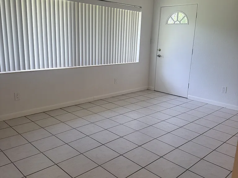 8 E Evans St — Photo 3