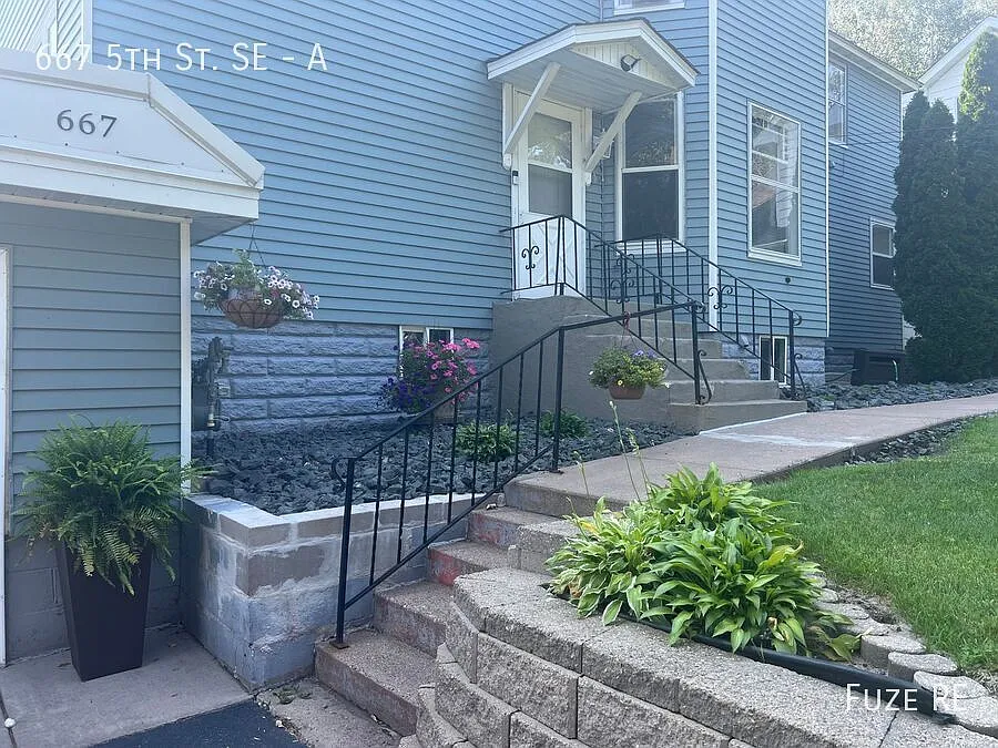 Charming Forest Lake View - Includes Utilities — Photo 2