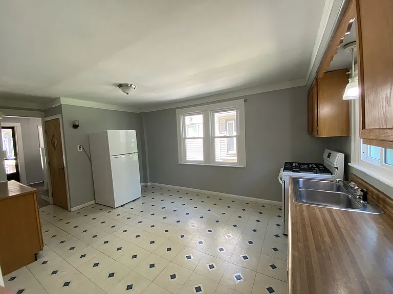 122 Hobart St — Photo 6