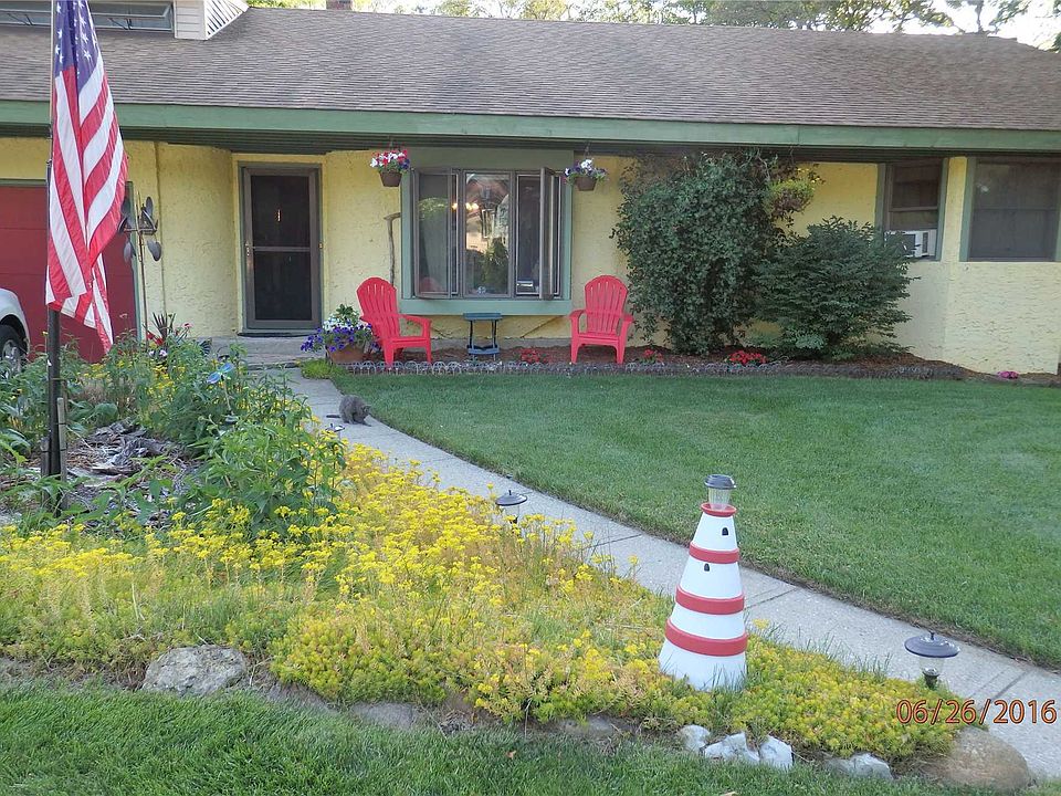 1st image of 10 Joan Ave