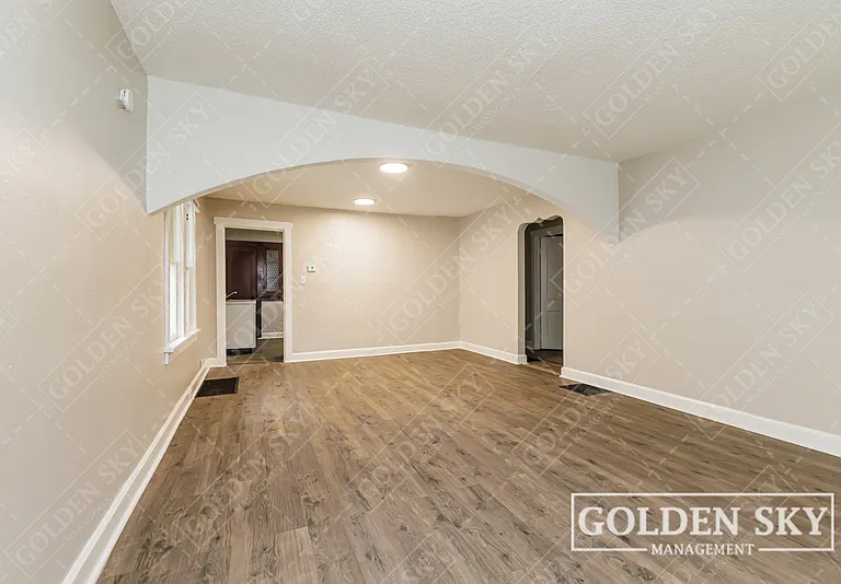 2307 S Jefferson St — Photo 4