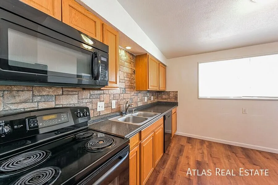 New Low Price Second Level 2 Bedroom- Walking Distance To Downtown Littleton-Washer/Dryer In-Unit!! — Photo 2
