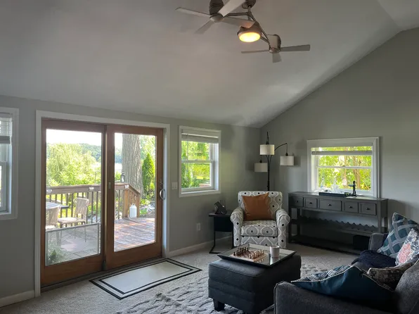 5271 Wayne Rd, White Lake, MI 48383