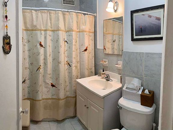 2nd image of 200 W 70th St APT 16L2