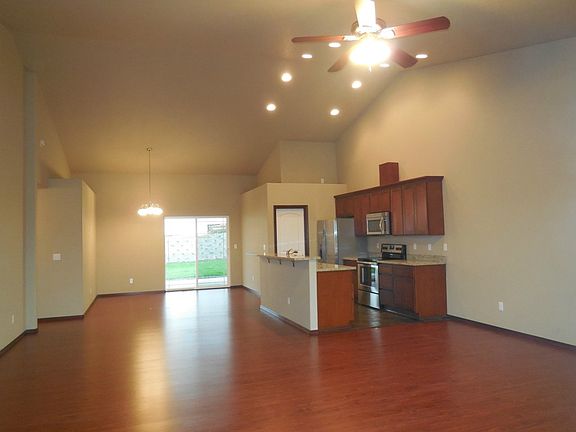 3rd image of 906 Torkelson Dr