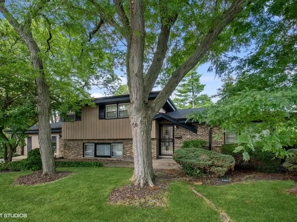 8017 W Church Ter, Niles, IL 60714