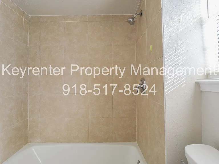 S Maple St Apartments — Photo 12