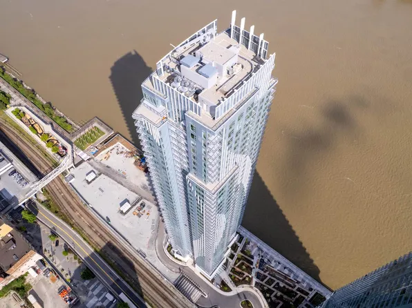 660 Quayside Dr #2104, New Westminster, BC V3M 0P1