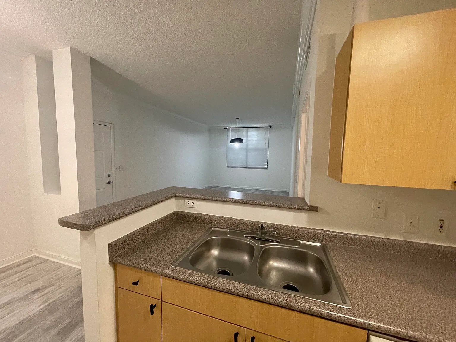 1 bed, 1.0 bath, 832 sqft, $1,950 — Photo 4
