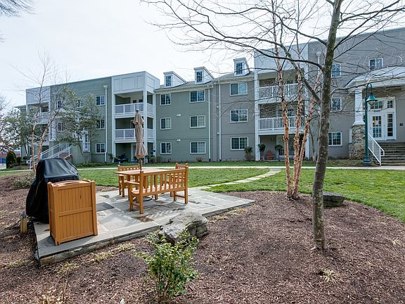 4th image of 4061 S Four Mile Run Dr Unit 202