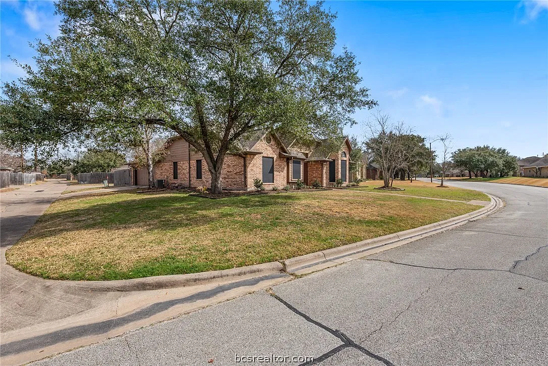 3 bed, 1855 sqft, $2,400 — Photo 3