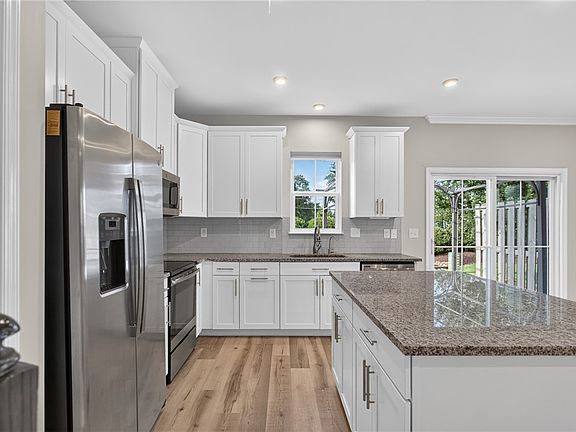 5th image of 115 Roundtree Dr